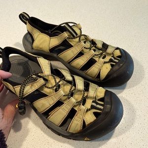 Women’s keen H2 water shoes. Light green color size 9.5. Good condition